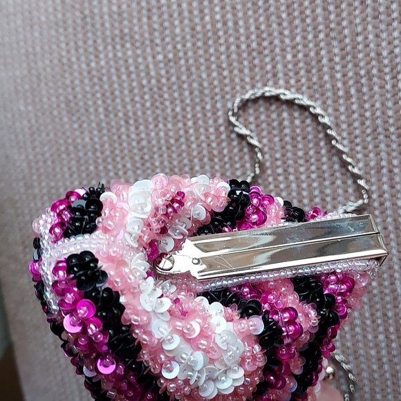 La Regale Sequined bag with long silvertone chain, EUC - Picture 6 of 16